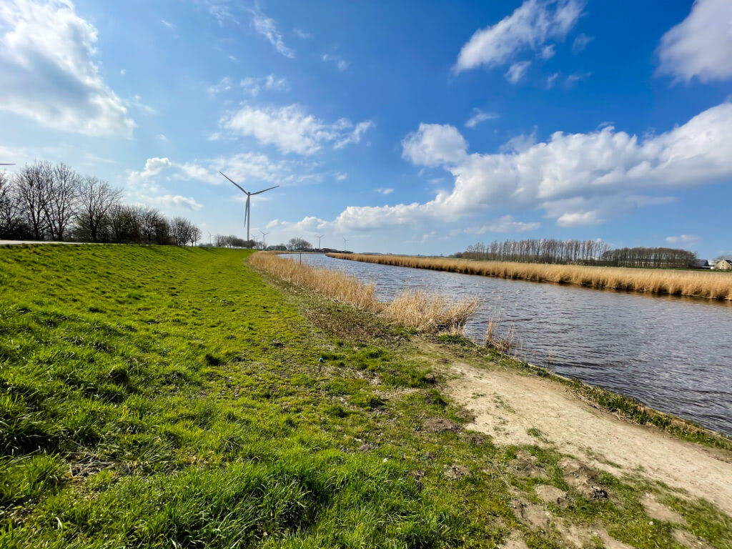 Windmolens en rivier water