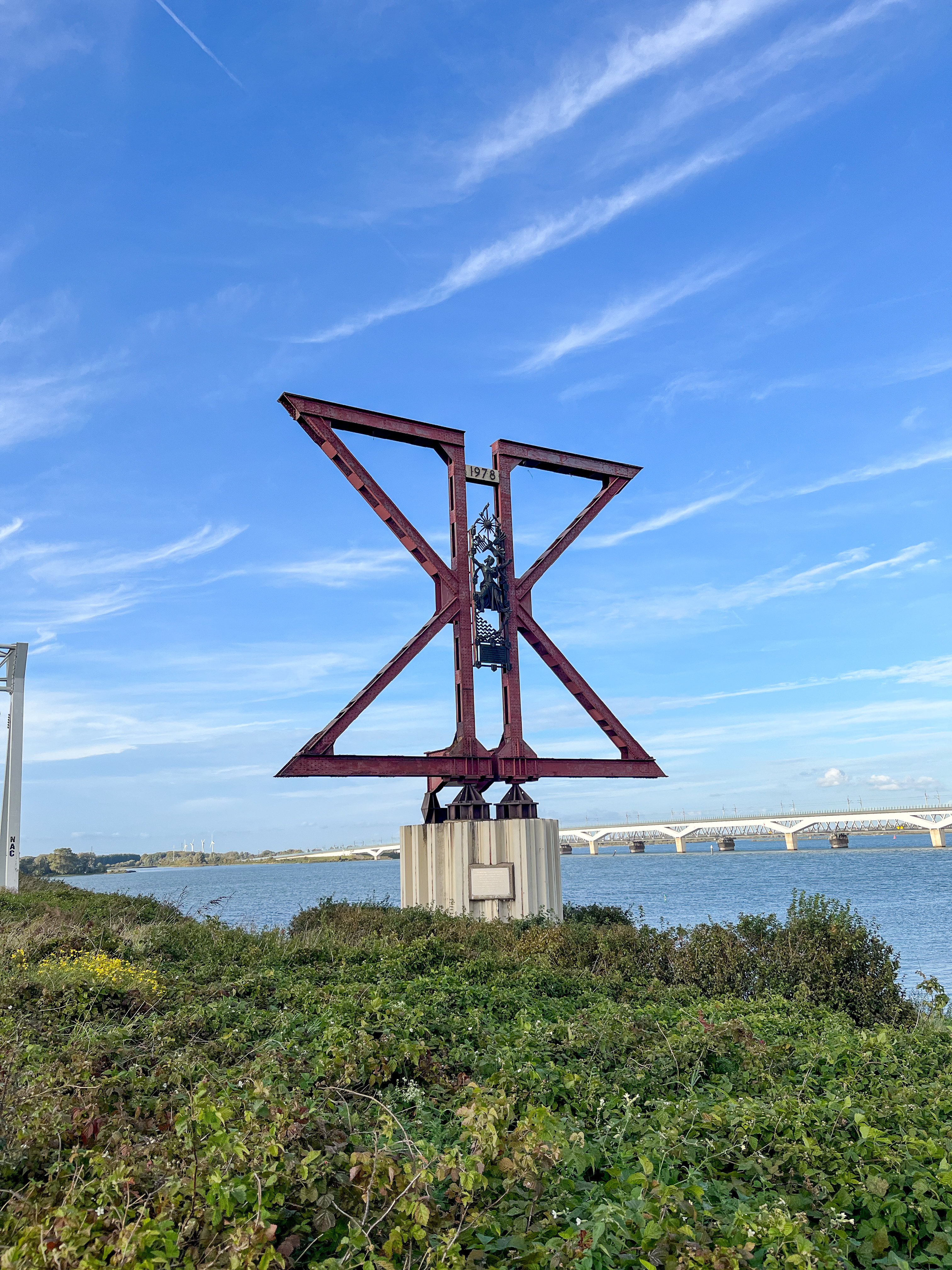 Moerdijkbrug monument