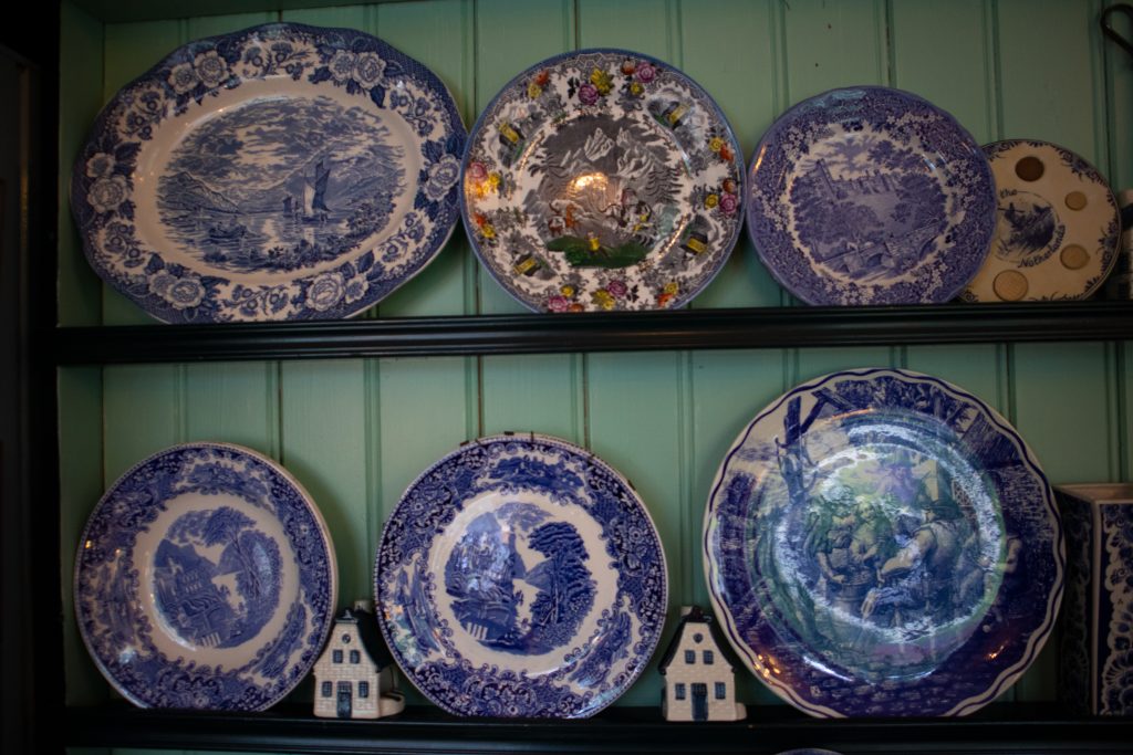 Multiple Plates from Delft next to each other