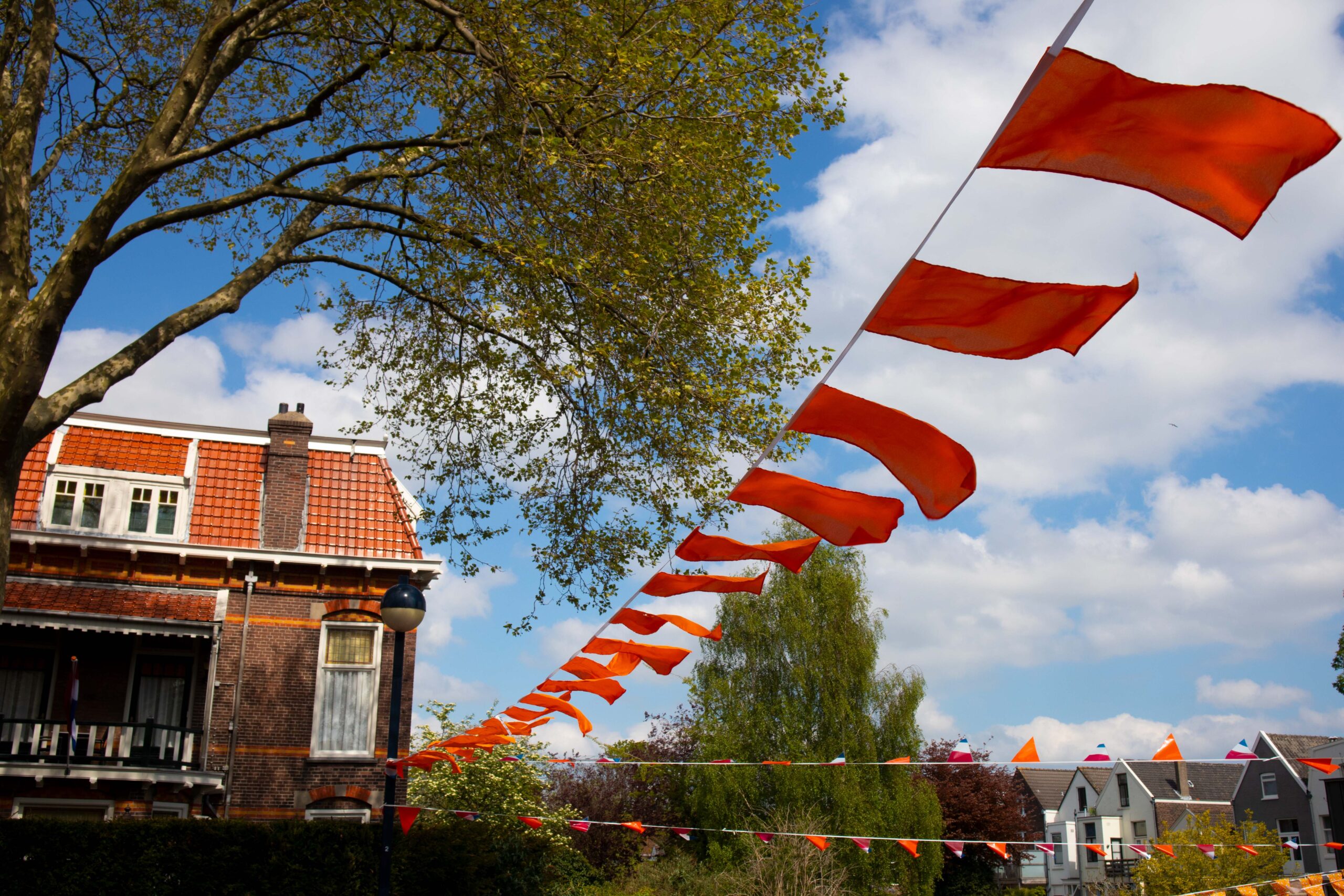 Oranje vlaggen in Hollandse straat