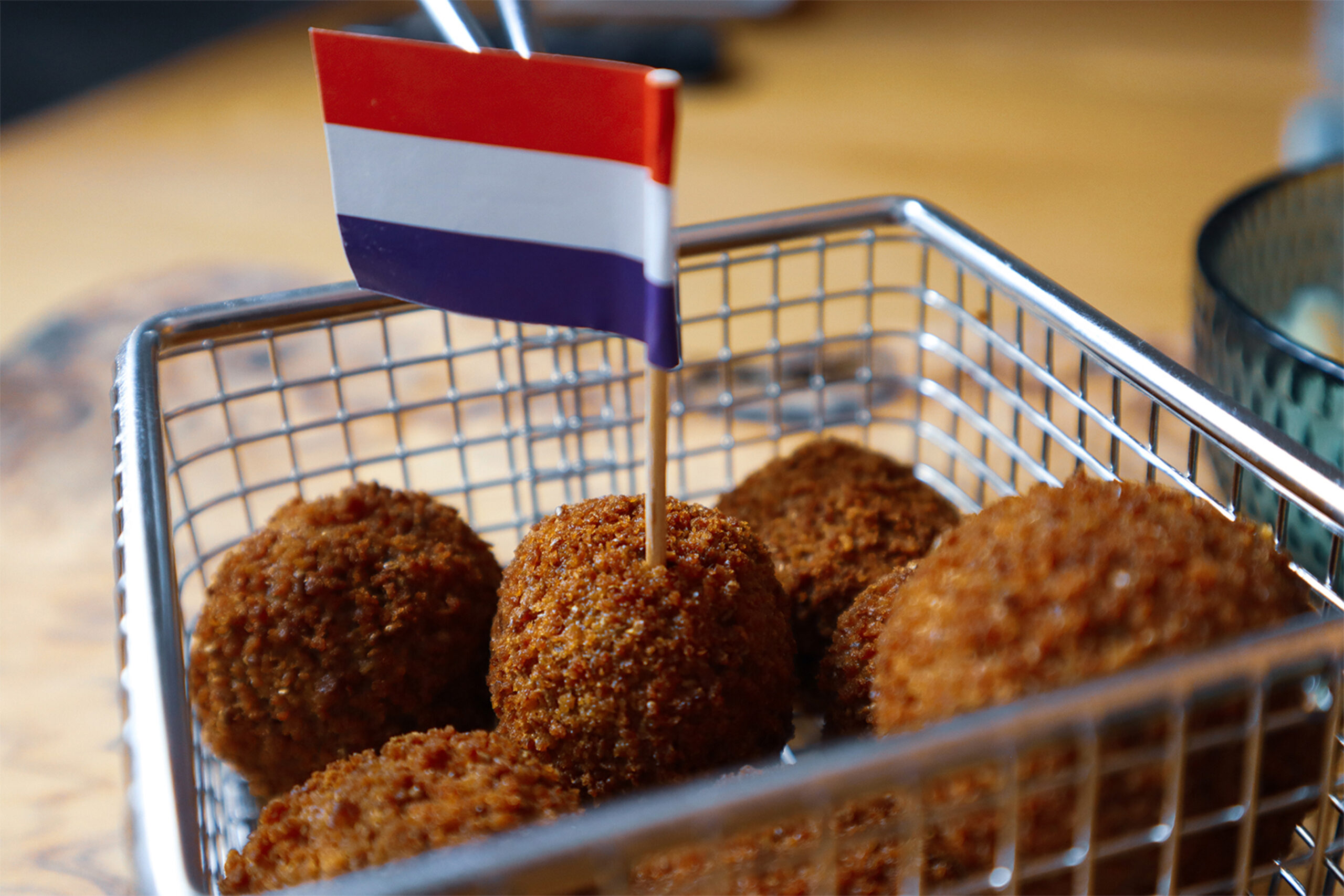 Bitterballen met Hollandse vlag in frituurmand