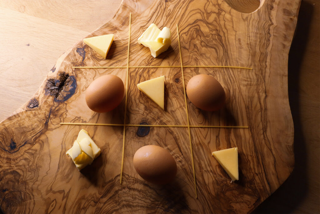 Boter-kaas en eieren Tic-tac-toe with butter cheese and egg from above