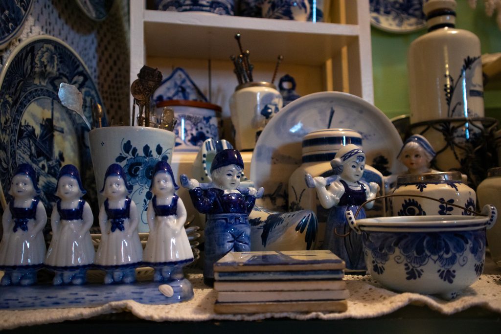 Delft Blue ceramic Dutch kissing boy and girl