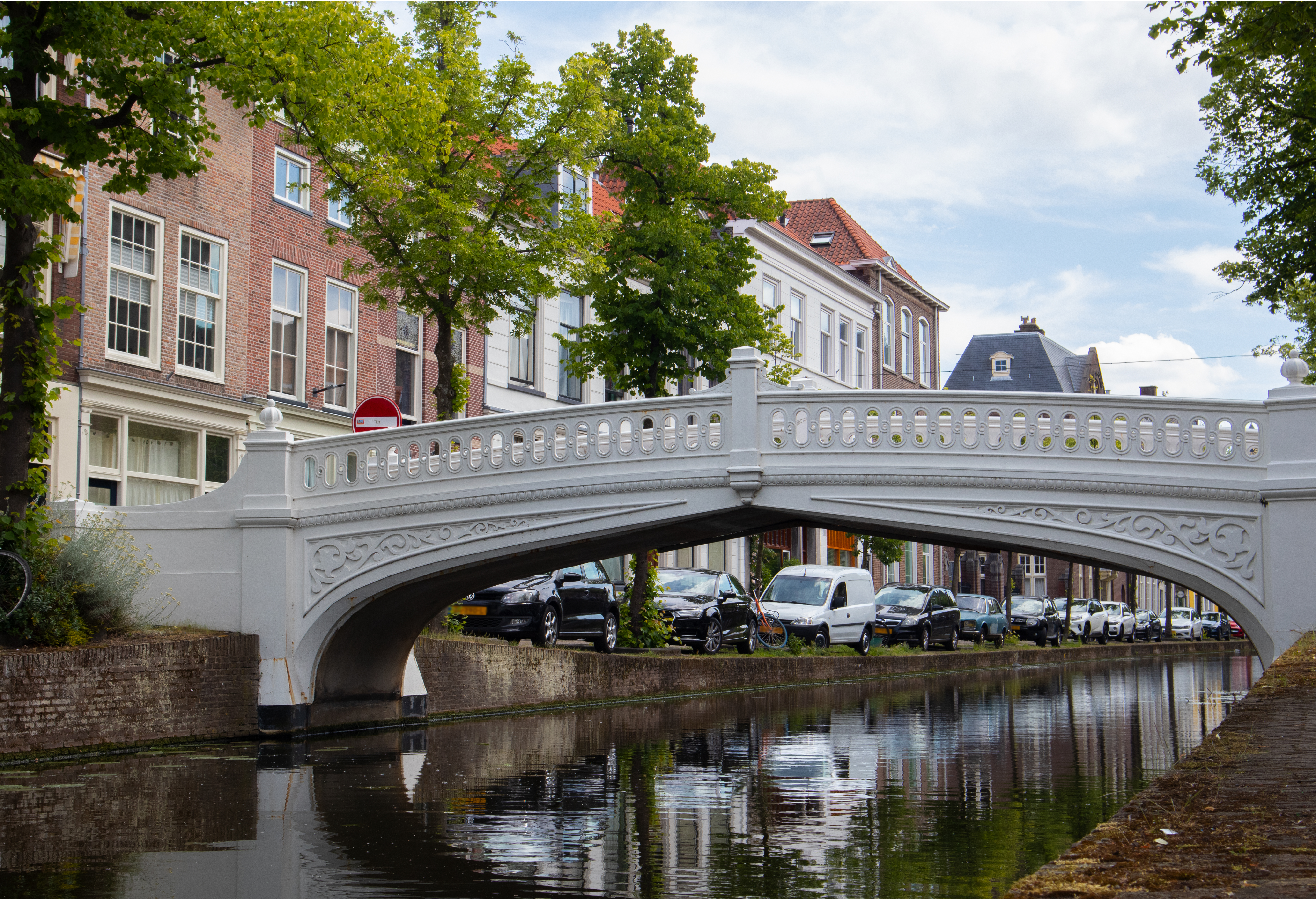 visbrug delft met auto's en fietsen in straat