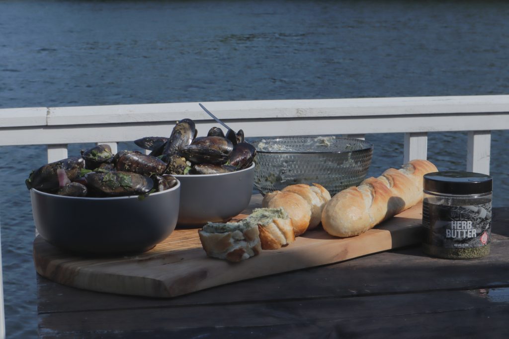 Mussels from barbecue with herb butter