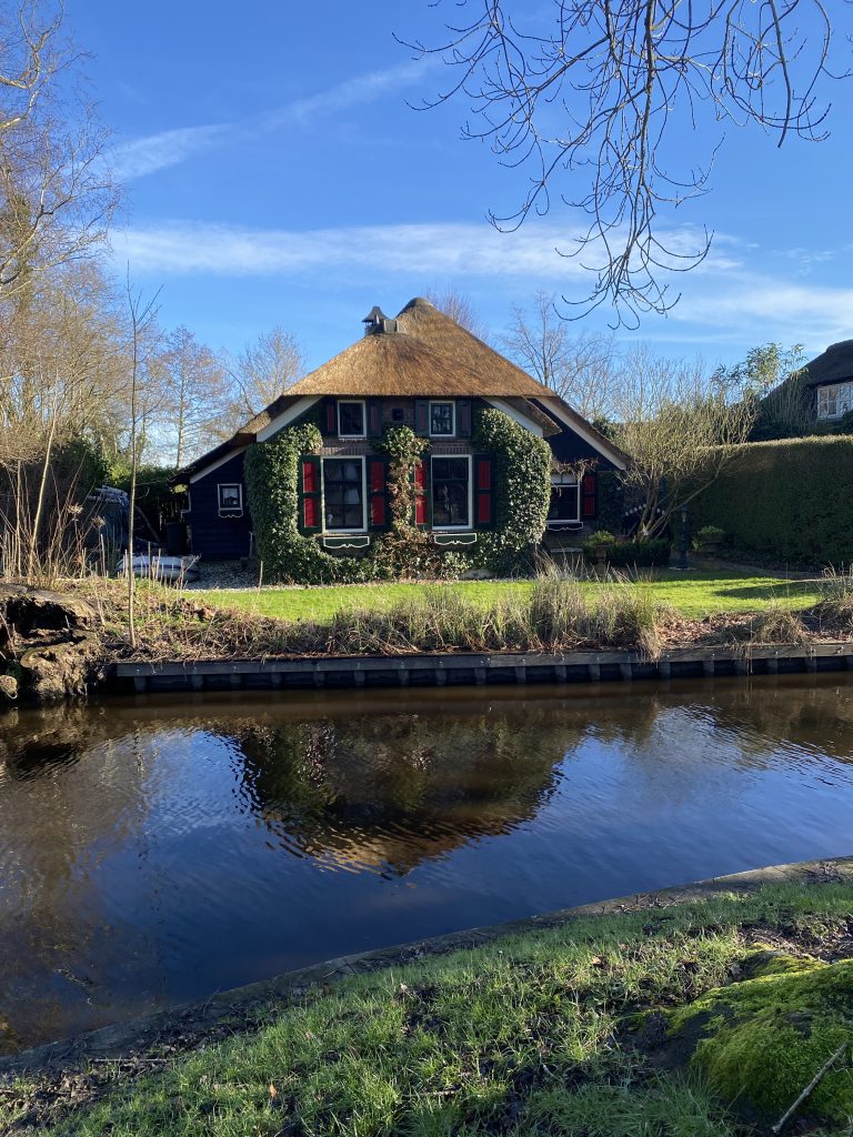 Dutch house with thatched roof in Giethoorn